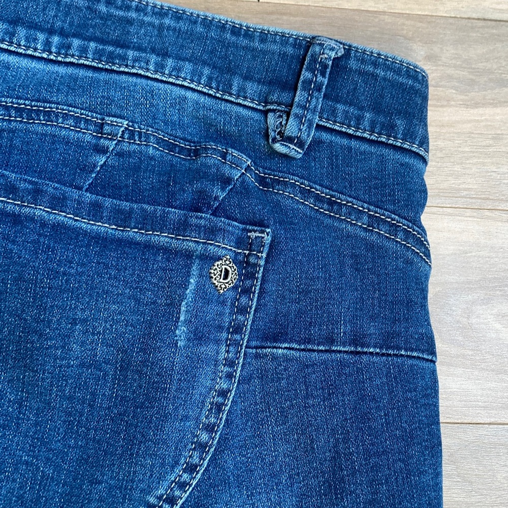 Democracy cuffed jean short w slimming panels & stretch distressed details 24W - Picture 9 of 17